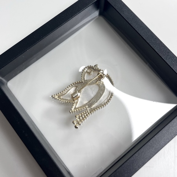 Shell Pigeon Brooch - Picture 4 of 4